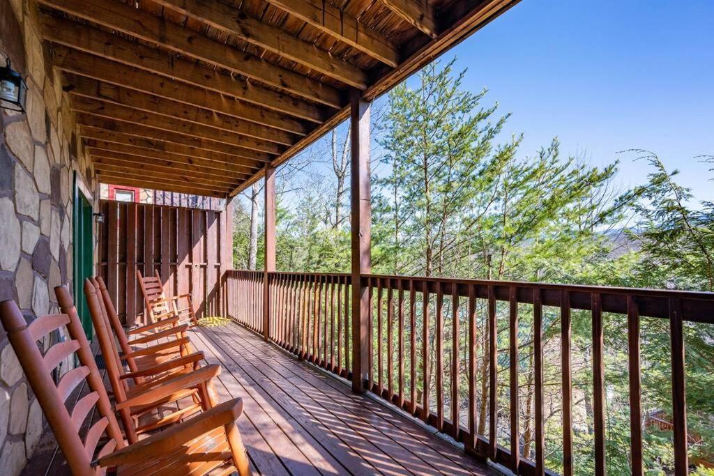 Spacious Smokies Cabin - Hot Tub With Mountain Views ガトリンバーグ エクステリア 写真