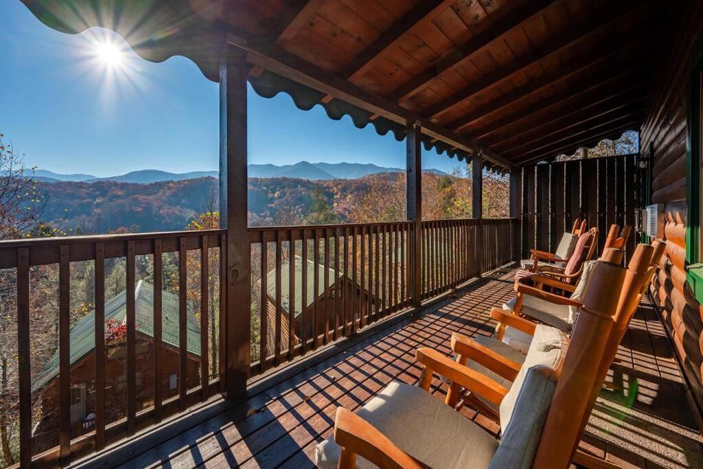 Spacious Smokies Cabin - Hot Tub With Mountain Views ガトリンバーグ エクステリア 写真