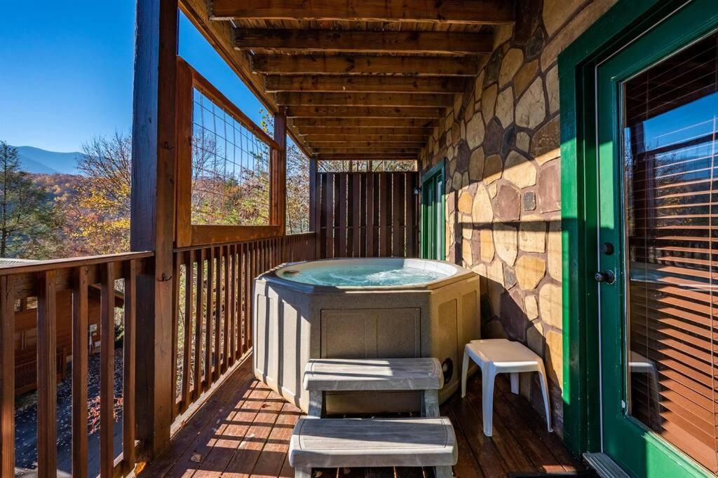 Spacious Smokies Cabin - Hot Tub With Mountain Views ガトリンバーグ エクステリア 写真