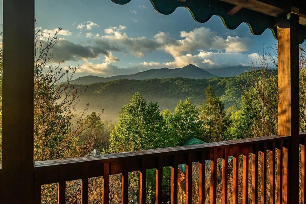 Spacious Smokies Cabin - Hot Tub With Mountain Views ガトリンバーグ エクステリア 写真