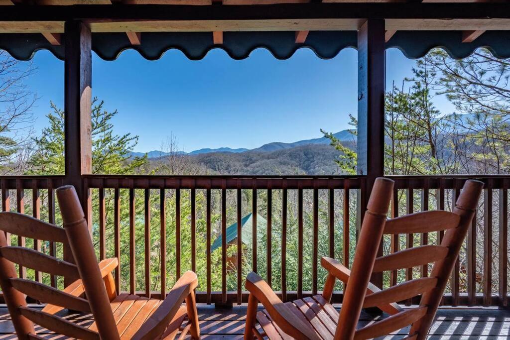 Spacious Smokies Cabin - Hot Tub With Mountain Views ガトリンバーグ エクステリア 写真