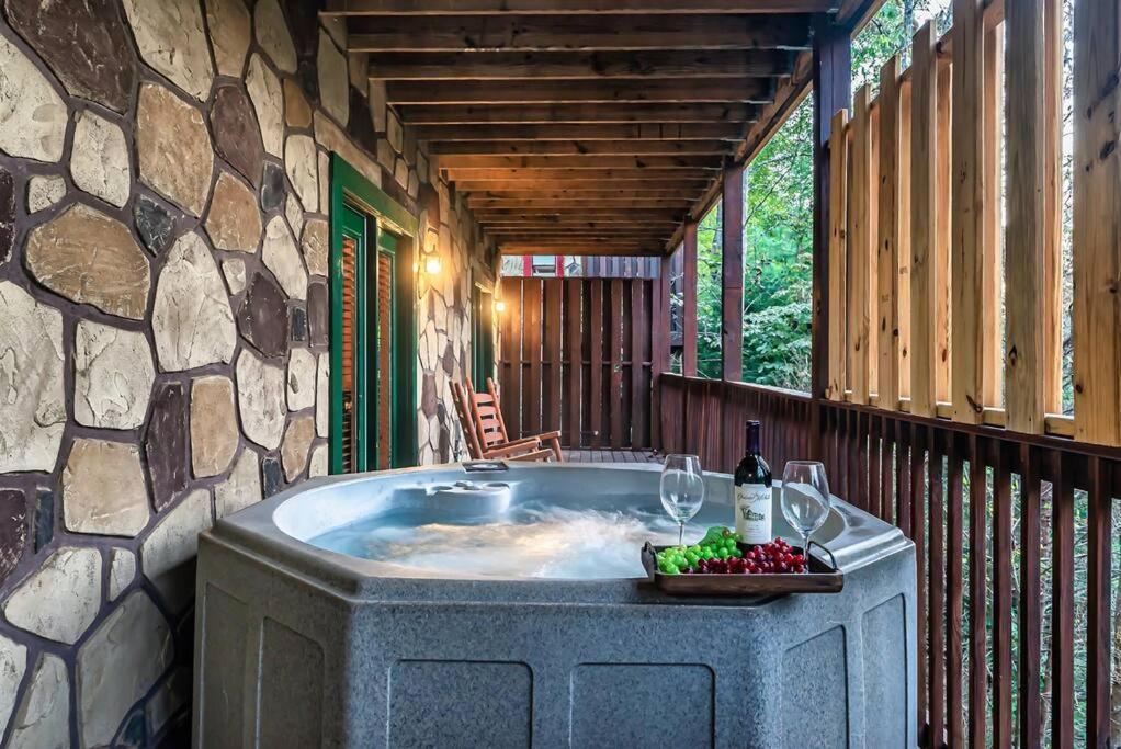 Spacious Smokies Cabin - Hot Tub With Mountain Views ガトリンバーグ エクステリア 写真