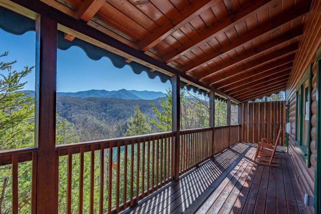 Spacious Smokies Cabin - Hot Tub With Mountain Views ガトリンバーグ エクステリア 写真