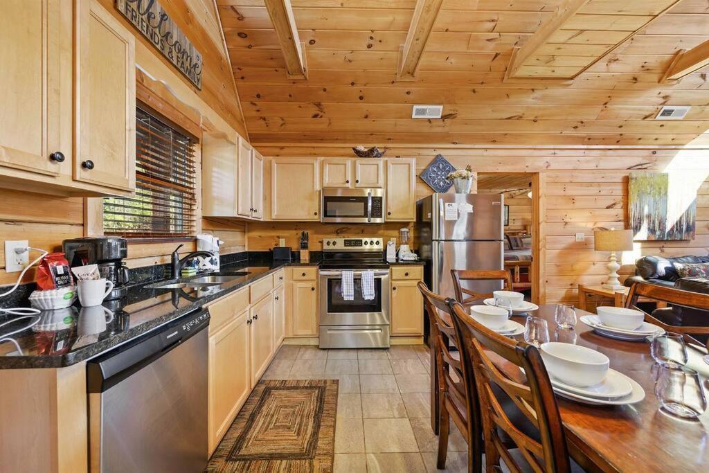 Spacious Smokies Cabin - Hot Tub With Mountain Views ガトリンバーグ エクステリア 写真