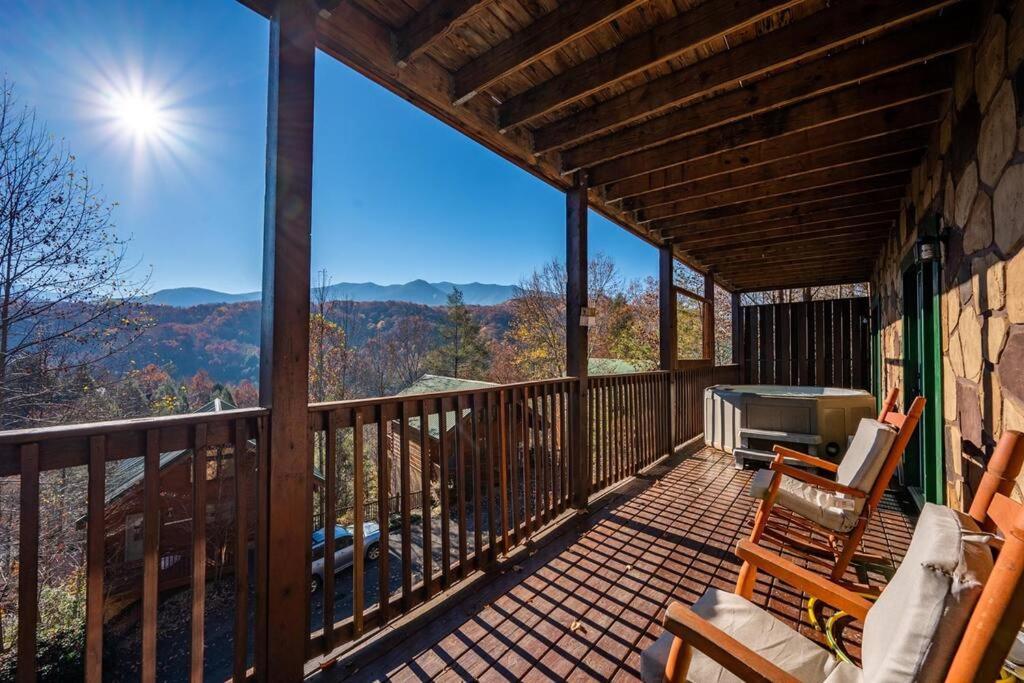 Spacious Smokies Cabin - Hot Tub With Mountain Views ガトリンバーグ エクステリア 写真