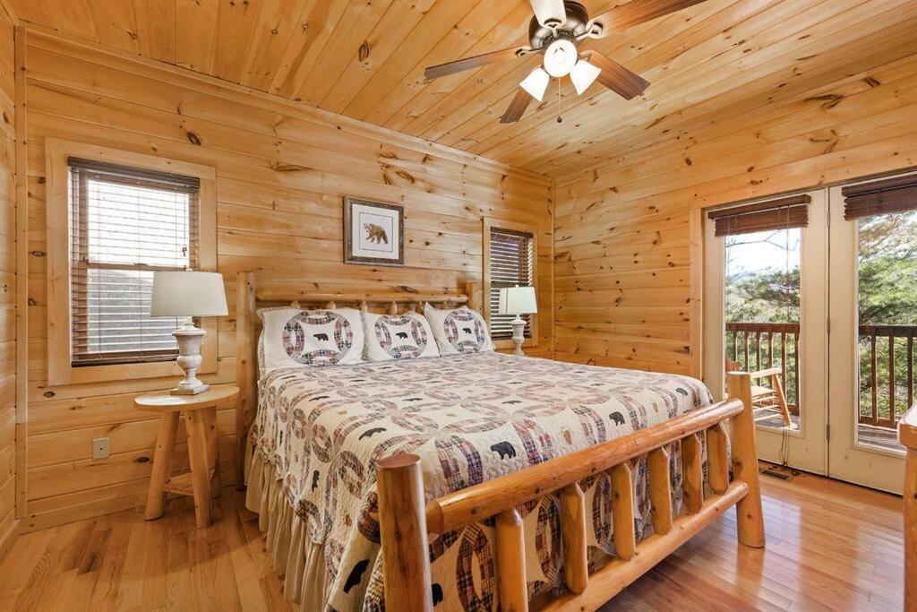 Spacious Smokies Cabin - Hot Tub With Mountain Views ガトリンバーグ エクステリア 写真