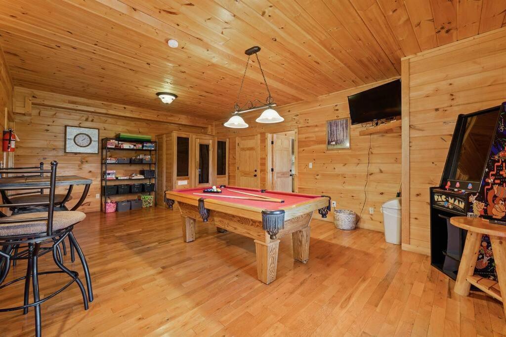 Spacious Smokies Cabin - Hot Tub With Mountain Views ガトリンバーグ エクステリア 写真