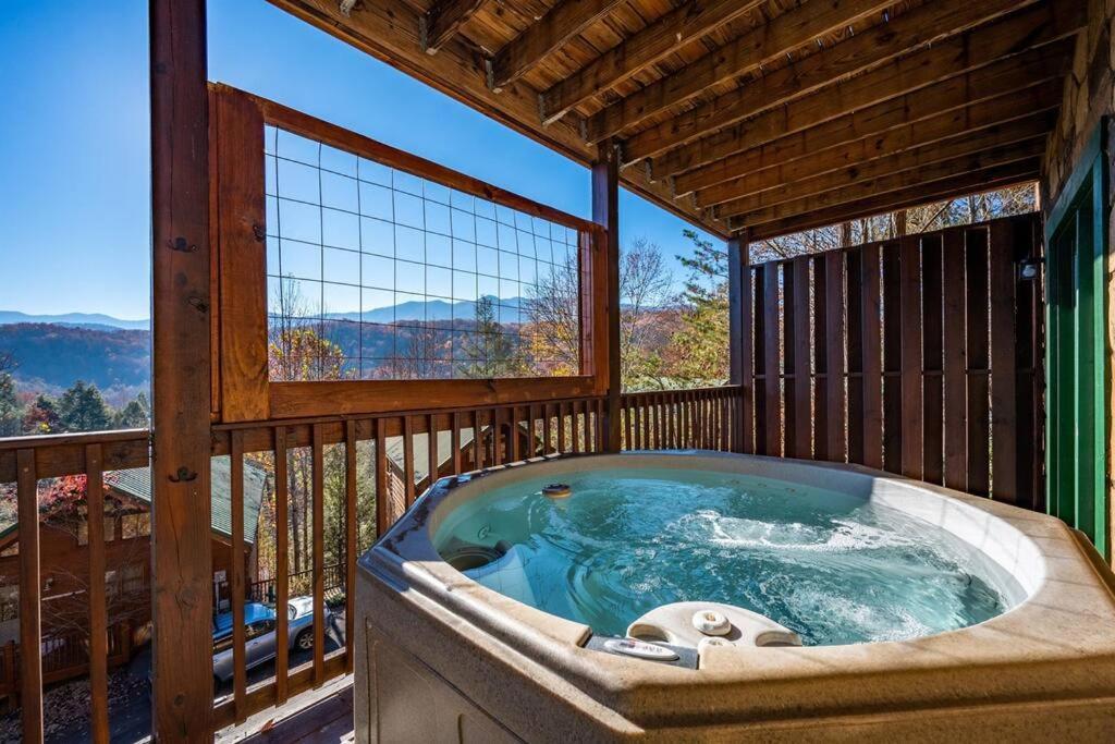 Spacious Smokies Cabin - Hot Tub With Mountain Views ガトリンバーグ エクステリア 写真