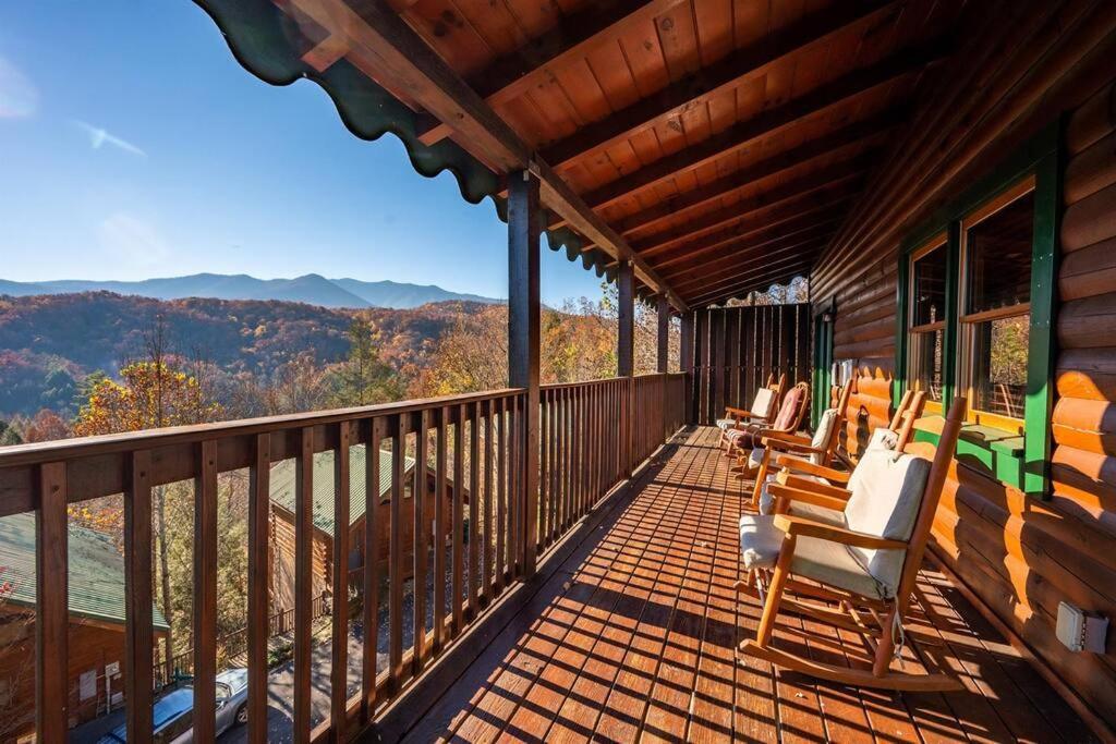 Spacious Smokies Cabin - Hot Tub With Mountain Views ガトリンバーグ エクステリア 写真