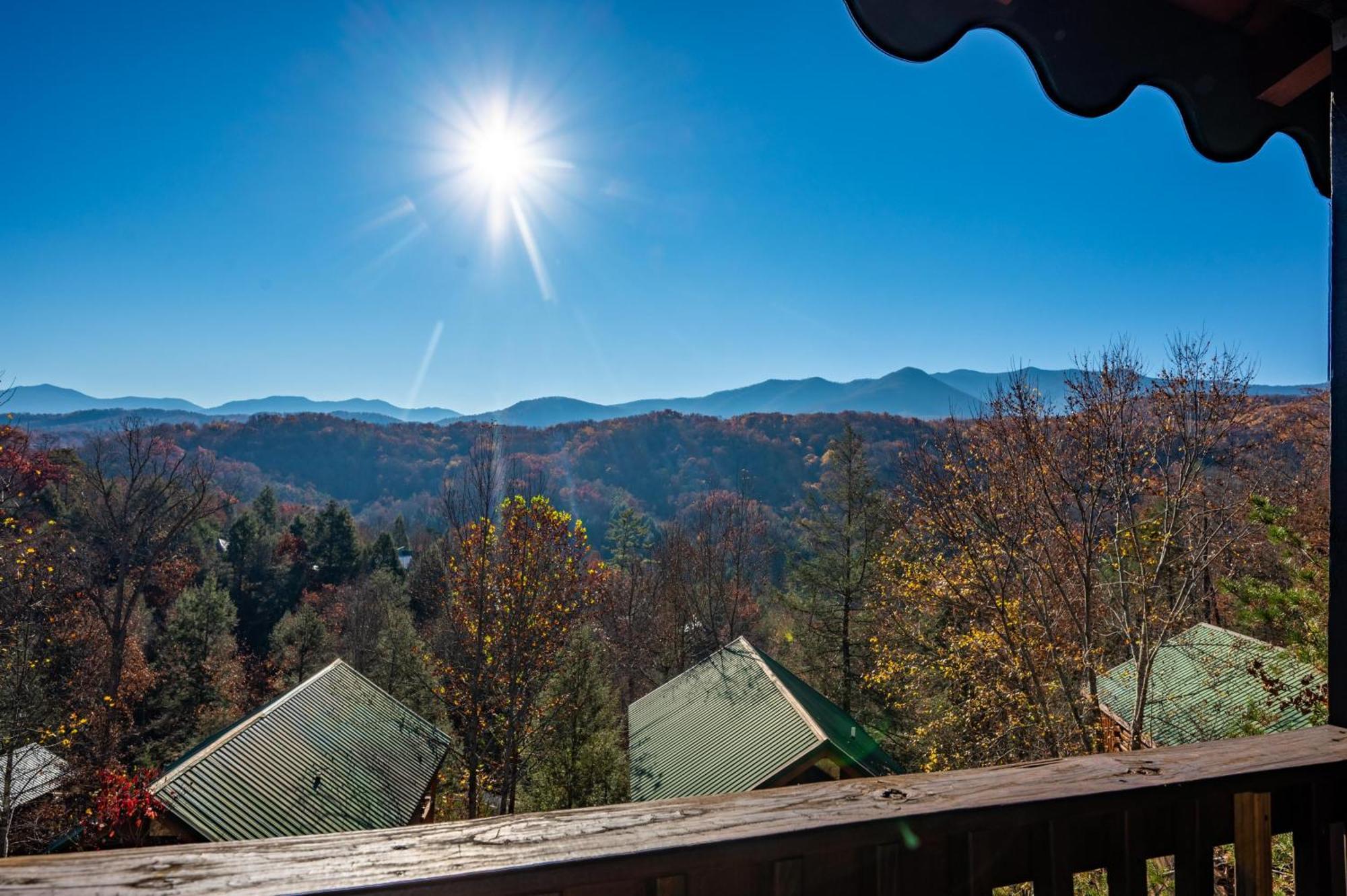 Spacious Smokies Cabin - Hot Tub With Mountain Views ガトリンバーグ エクステリア 写真