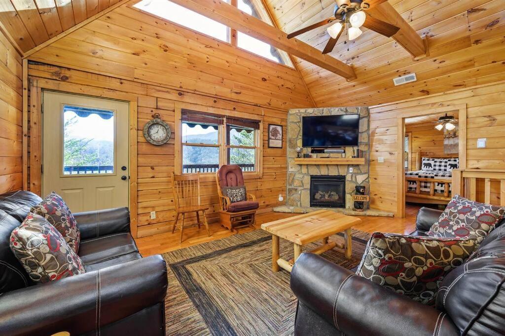Spacious Smokies Cabin - Hot Tub With Mountain Views ガトリンバーグ エクステリア 写真